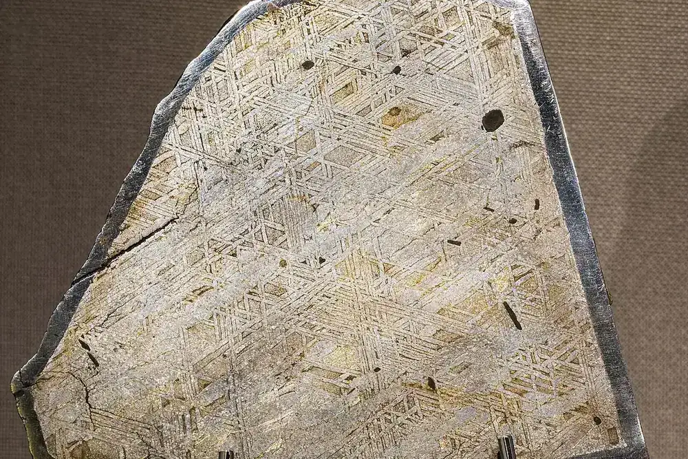 Железен метеорит с Видманщетенови фигури